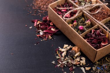 Kuru çay ahşap bir masa, sağlıklı içecek yelpazesine