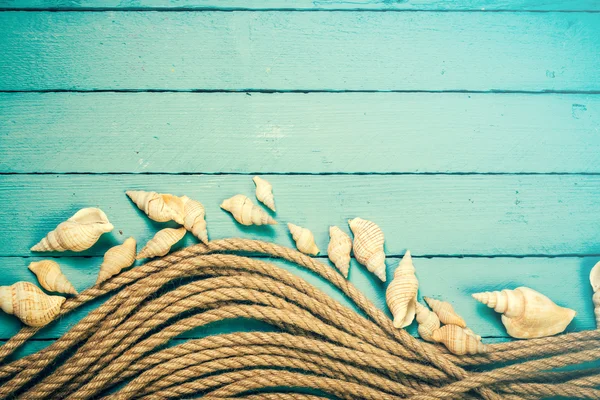 Concepto de la hora de verano con conchas marinas sobre el fondo azul de madera — Foto de Stock