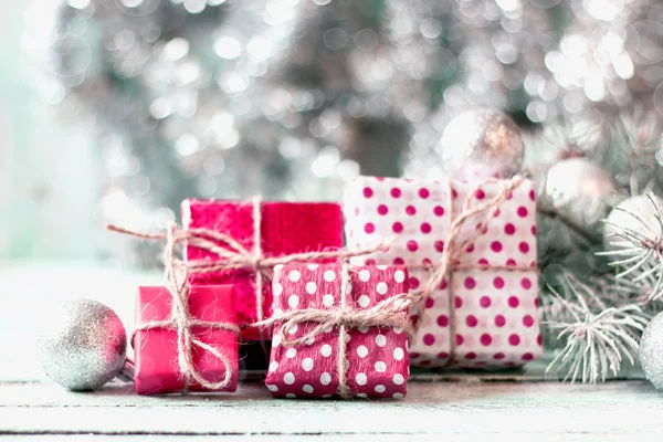 Fondo navideño con decoraciones sobre tabla de madera. Enfoque suave . — Foto de Stock