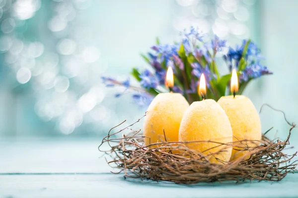 Pasen concept met kleurrijke eieren op houten achtergrond — Stockfoto