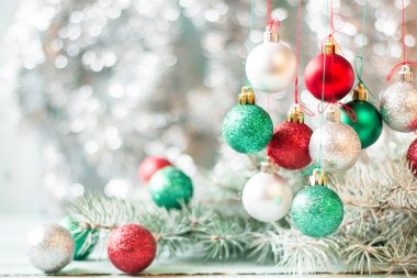 Noel dekorasyonları ahşap tahta üzerinde arka plan. Yumuşak odak.