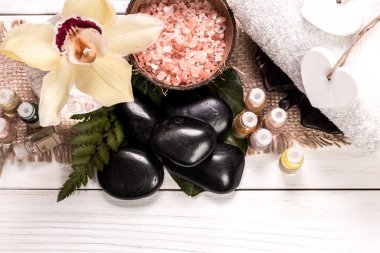 Spa konsept taşlar, çiçek, uçucu yağlar ve mineral tuz