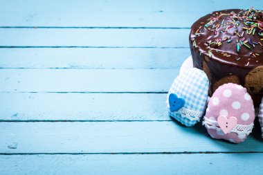 Paskalya kavramı renkli el yapımı yumurta ve ahşap masa tavşanı