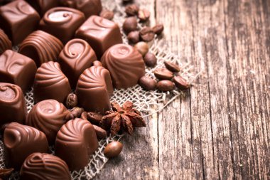 Ahşap arka plan üzerinde lezzetli çikolata şekerleme