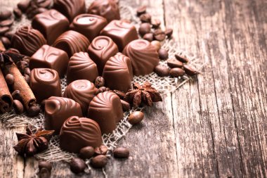 Ahşap arka plan üzerinde lezzetli çikolata şekerleme