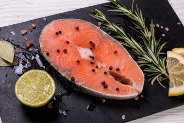 Çiğ somon fileto ve yemek, ahşap arka plan için malzemeler 