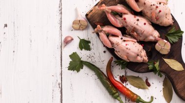 Taze organik bıldırcınlar vintage ahşap masa, sağlıklı gıda üzerinde