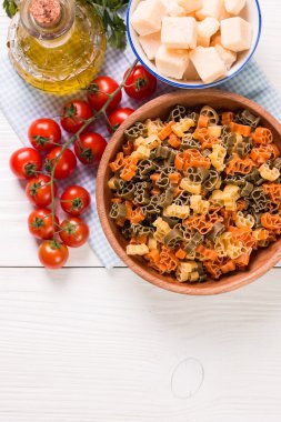  Sebze renk makarna, yağ, domates, peynir ahşap masa üzerinde. Italyan Mutfagi