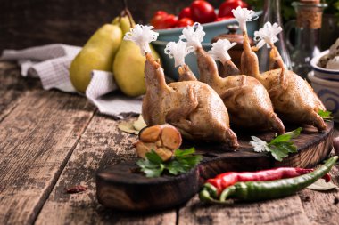 Taze organik bıldırcınlar vintage ahşap masa, sağlıklı gıda üzerinde