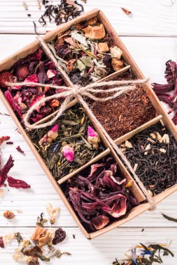 Kuru çay ahşap bir masa, sağlıklı içecek yelpazesine