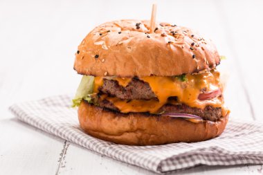 Lezzetli ızgara burger marul ve mayonez, rustik ahşap bir masa üzerinde