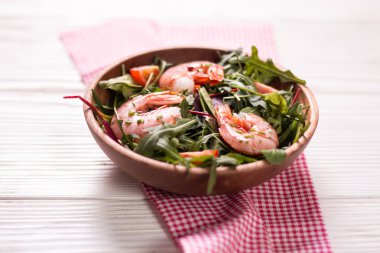 Yeşil salata karides ahşap table.healthy gıda ile