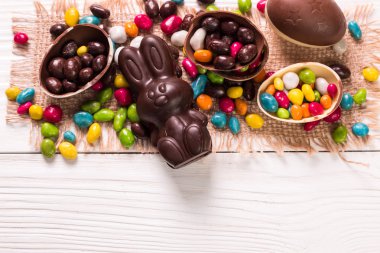 Çikolata Paskalya yumurtaları ve tavşan, ahşap arka plan üzerinde