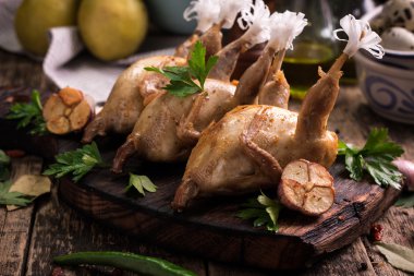 Taze organik bıldırcınlar vintage ahşap masa, sağlıklı gıda üzerinde