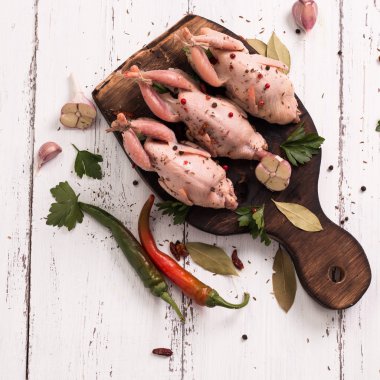 Taze organik bıldırcınlar vintage ahşap masa, sağlıklı gıda üzerinde