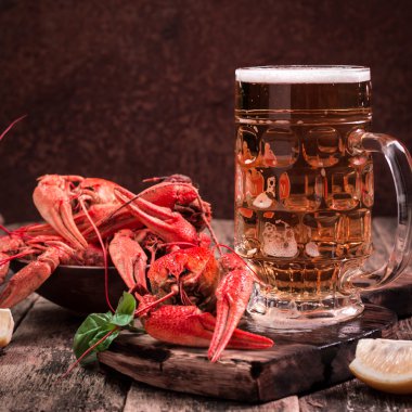 haşlanmış kerevit ve bira ahşap arka plan üzerinde