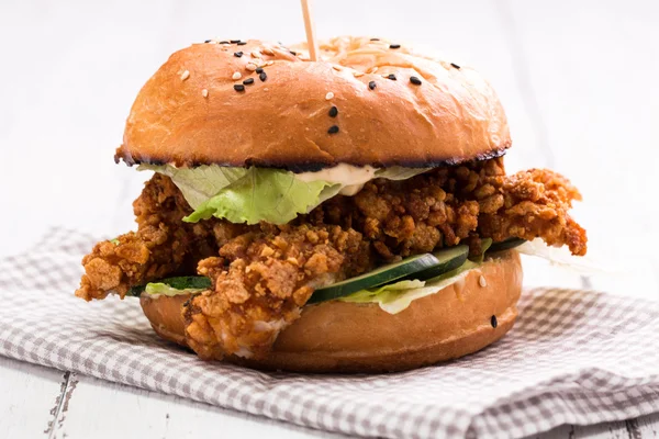 Lekkere gegrilde hamburger met sla en mayonaise, op een rustieke houten tafel — Stockfoto