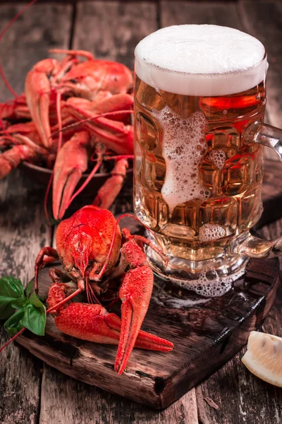 Langusta vařená a pivo na dřevěné pozadí — Stock fotografie