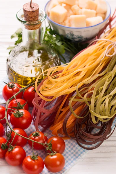 Couleur végétale Pâtes, huile, tomates, fromage sur table en bois. nourriture italienne — Photo