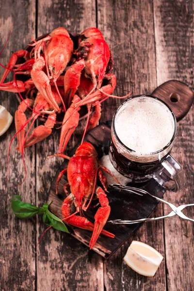 Cangrejo hervido y cerveza sobre un fondo de madera — Foto de Stock