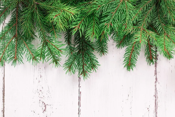 Старая текстура дерева со снегом и елкой на фоне Рождества — стоковое фото
