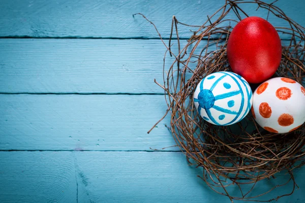 Concetto di Pasqua con uova colorate su sfondo di legno — Foto Stock