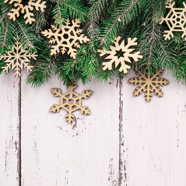 Textura de madeira velha com neve e fundo de Natal firtree — Fotografia de Stock