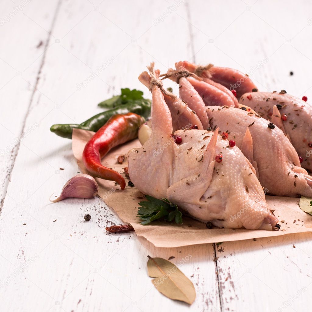 Перепелиное мясо. Жаркое с перепелиным мясом. Мясо перепелов польза. Полезность перепелиного мяса. Тушка перепелки ~ 250г.