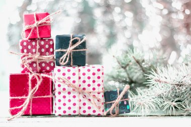 Noel dekorasyonları ahşap tahta üzerinde arka plan. Yumuşak odak.