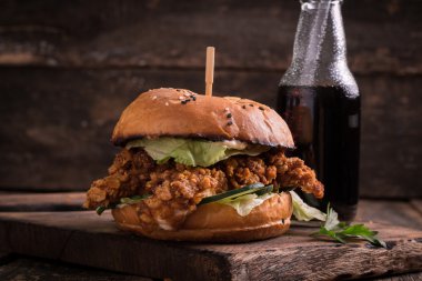 hamburger ya da çizburger ve meşrubat vintage ahşap masa üzerinde Fast food