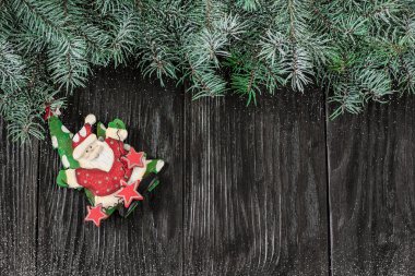 Noel dekorasyonları ahşap tahta üzerinde arka plan. Yumuşak odak.