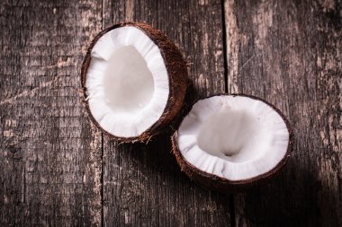 Hindistan cevizi ahşap masa üzerinde. Vintage filtre. Organik sağlıklı gıda kavramı. Güzellik ve Spa konsept.