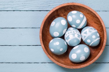 Ahşap arka plan üzerinde renkli yumurta Paskalya konseptiyle