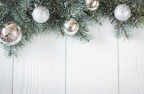 Kerstmis achtergrond met decoraties op houten plank. Soft Focus Sea.... — Stockfoto