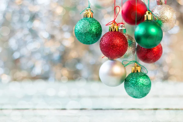 Weihnachten Hintergrund mit Dekorationen auf Holzbrett. Weicher Fokus. — Stockfoto