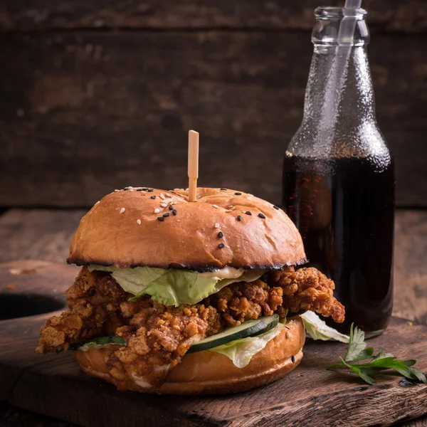Fastfood met hamburger of cheeseburger, en frisdrank op vintage houten tafel — Stockfoto