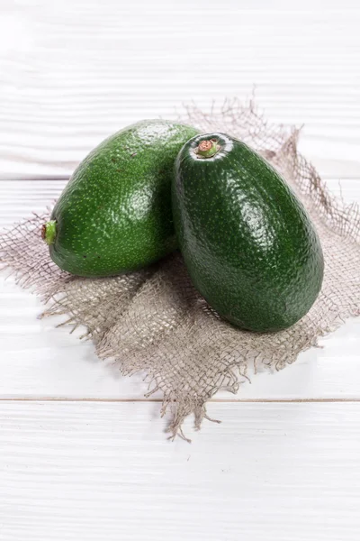 Lebensmittel Hintergrund mit frischer Bio-Avocado auf altem Holztisch — Stockfoto