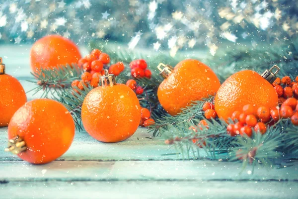 Décoration de Noël sur fond abstrait, filtre vintage, mise au point douce — Photo