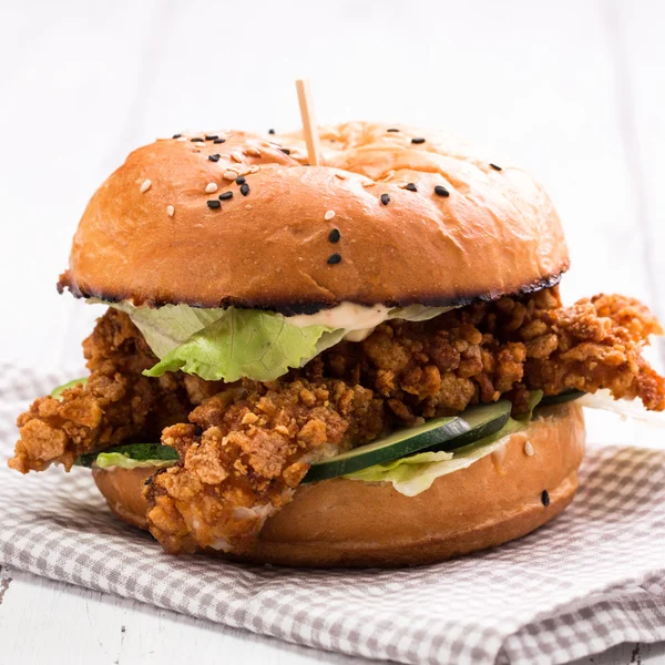 Lekkere gegrilde hamburger met sla en mayonaise, op een rustieke houten tafel — Stockfoto