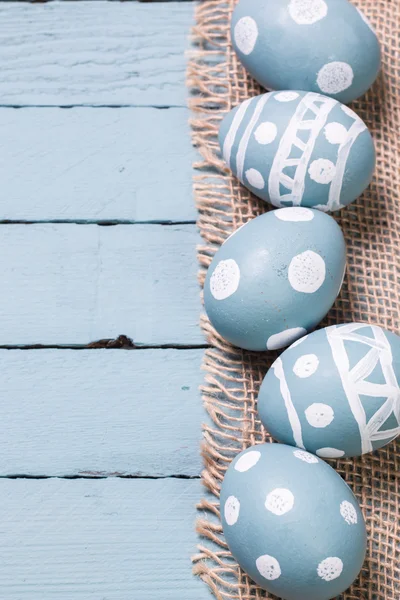 Osterkonzept mit bunten Eiern auf hölzernem Hintergrund — Stockfoto