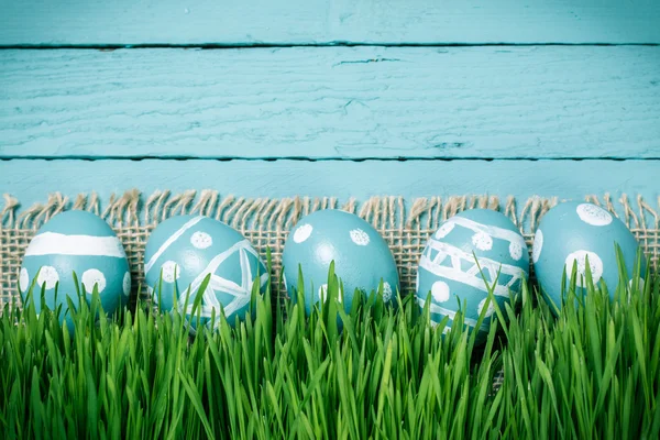 Påsk koncept med färgade ägg på trä bakgrund — Stockfoto