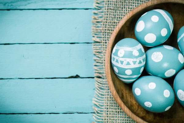 Concetto di Pasqua con uova colorate su sfondo di legno — Foto Stock