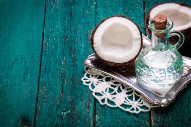 Hindistan cevizi ahşap masa üzerinde. Vintage filtre. Organik sağlıklı gıda kavramı. Güzellik ve Spa konsept.