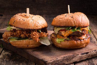 Lezzetli ızgara burger marul ve mayonez, rustik ahşap bir masa üzerinde