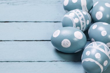 Ahşap arka plan üzerinde renkli yumurta Paskalya konseptiyle