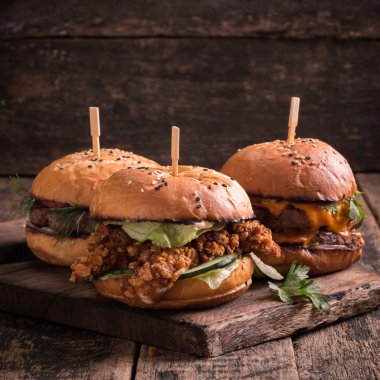 Lezzetli ızgara burger marul ve mayonez, rustik ahşap bir masa üzerinde