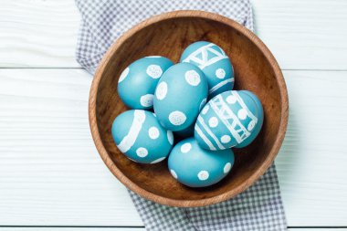 Ahşap arka plan üzerinde renkli yumurta Paskalya konseptiyle