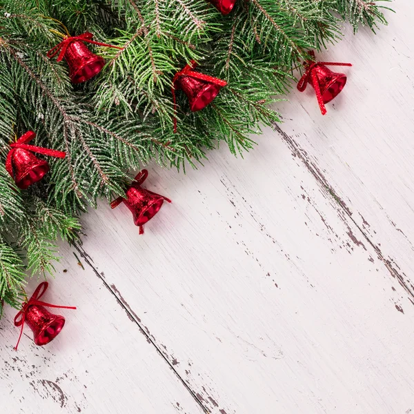 Altes Holz Textur mit Schnee und Tannen Weihnachten Hintergrund — Stockfoto