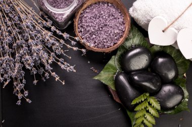 Spa konsept taşlar, çiçek, uçucu yağlar ve mineral tuz