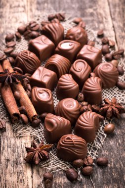 Ahşap arka plan üzerinde lezzetli çikolata şekerleme